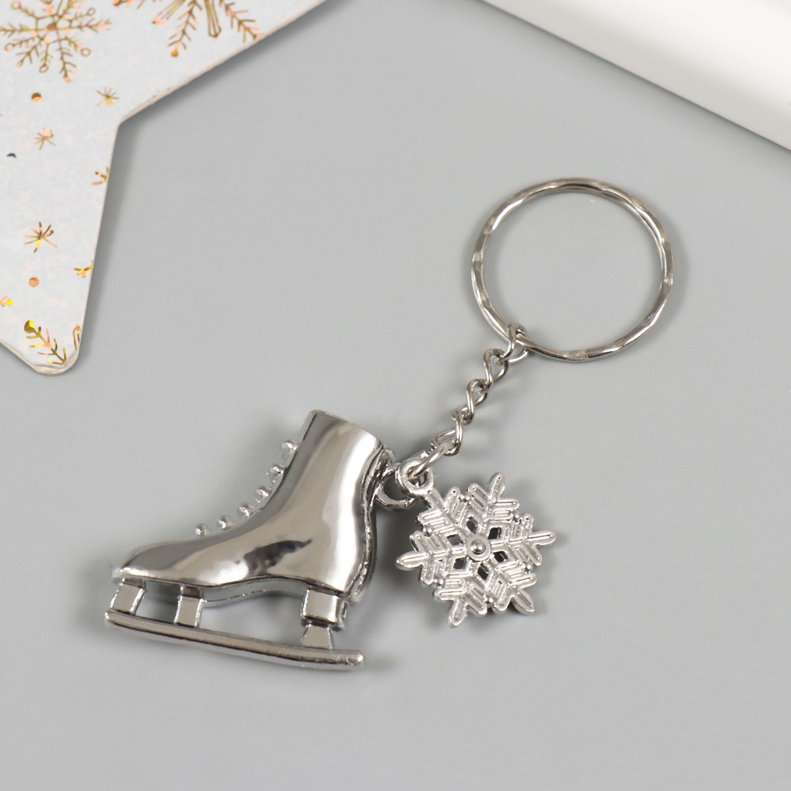 Брелок металл Конёк со снежинкой серебро 3х3см 